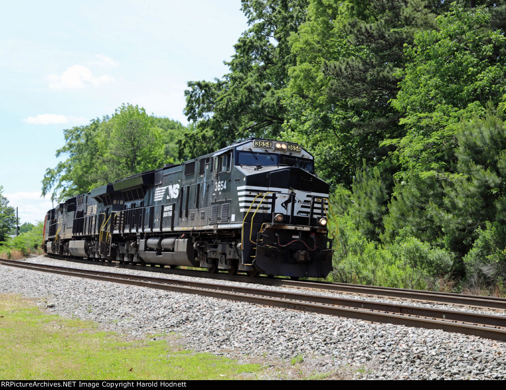 NS 3654 leads train 62U northbound